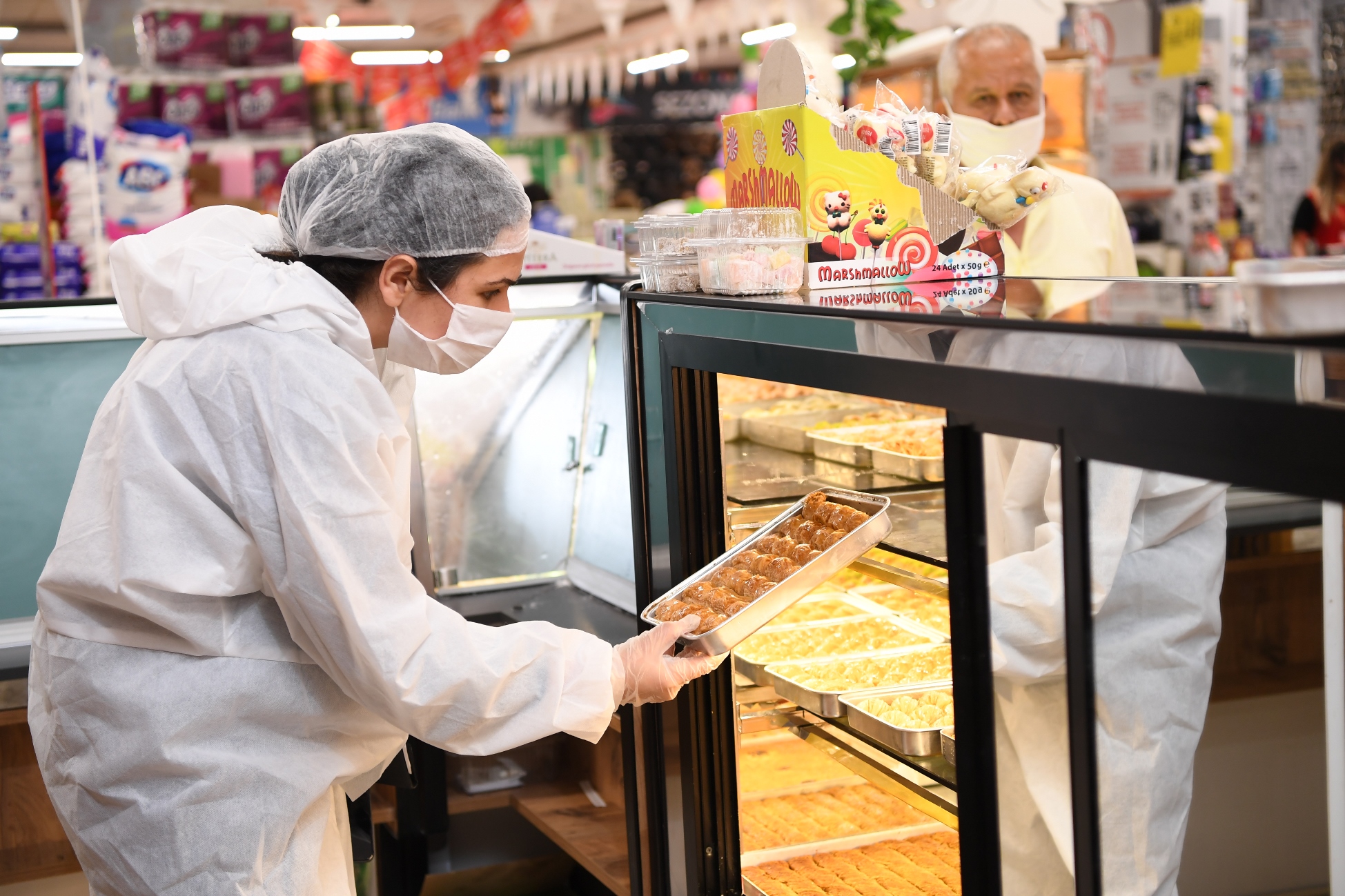 Konyaaltı Belediyesi, sağlıksız gıdaya geçit vermiyor