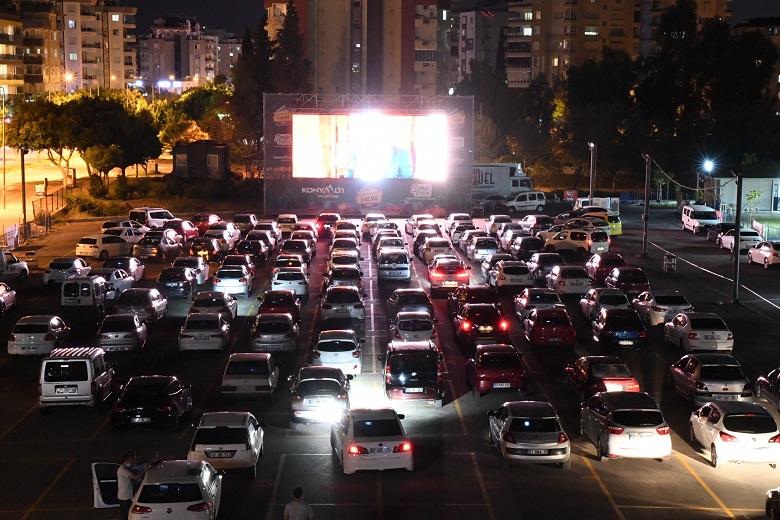 Konyaaltı’nda arabada sinema keyfi