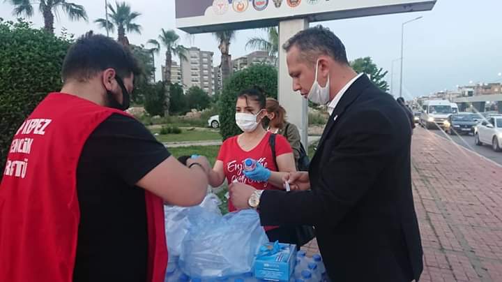 Başkan Kurnaz, vatandaşlara iftarlık su dağıttı