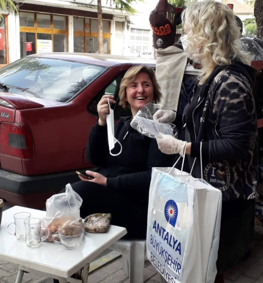 Büyükşehir ilçelerde maske dağıtıyor