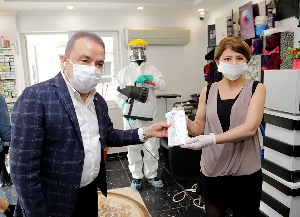 Başkan Böcek’ten berber ve kuaförlere destek