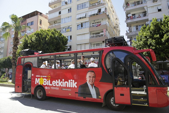 Büyükşehir’in mobil konserleri bayrama renk kattı