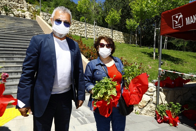 MANAVGAT’TA ANNELERE SOSYAL MESAFELİ ÇİÇEK DAĞITIMI