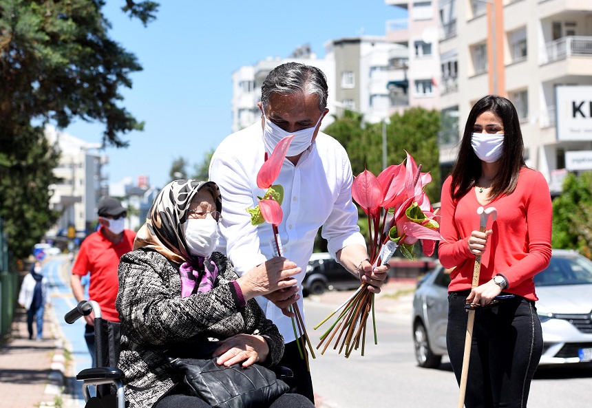 Muratpaşa, kıdemli kent sakinlerini sokakta çiçeklerle karşıladı