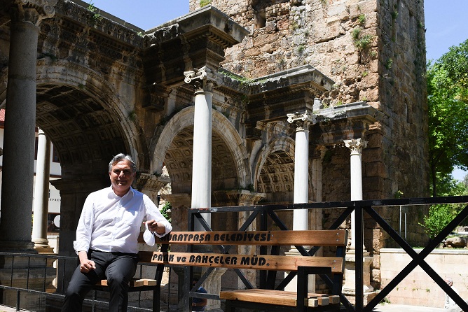 Antalya’da sosyal mesafe bankları