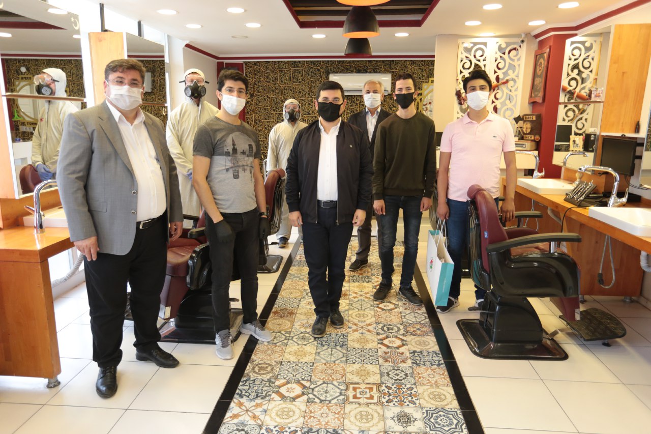 Tütüncü’den berber ve kuaför esnafına sağlık kiti