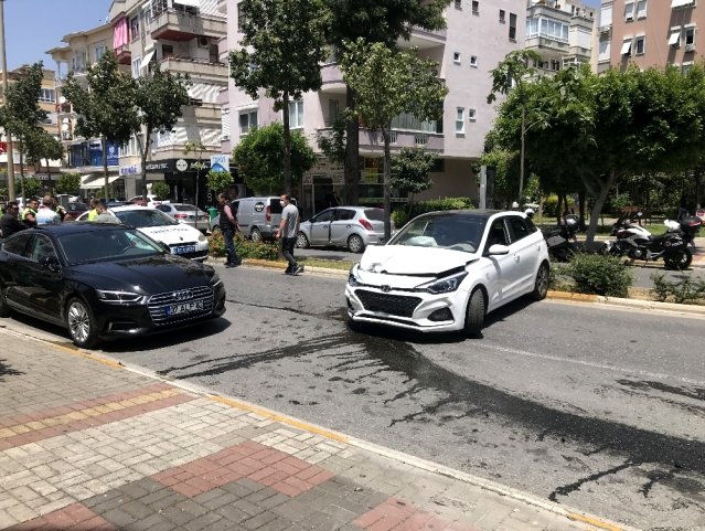 Alanya’da kontrolden çıkan otomobil ortalığı savaş alanına çevirirdi