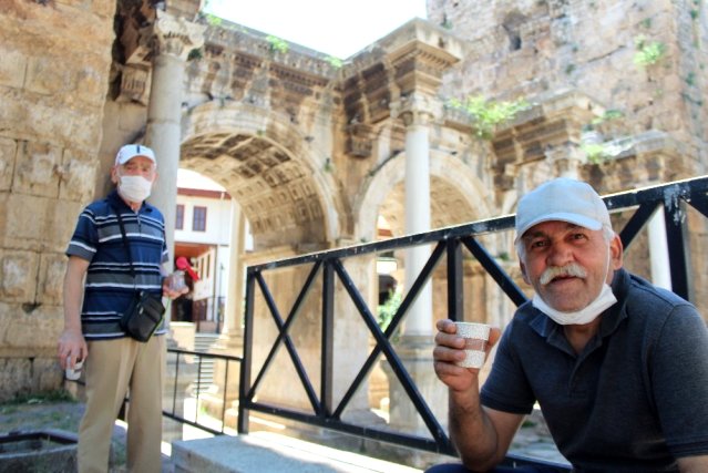Antalya’da 65 yaş ve üstü vatandaşların adresi dünyaca ünlü Konyaltı Sahili varyantı oldu