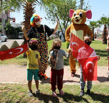 Başkan Böcek’ten çocuklara oyuncak sürprizi