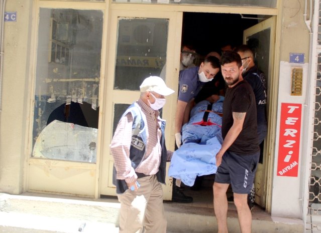 Evinde düşme sonucu mahsur kalan yaşlı adamı itfaiye terastan girerek kurtardı