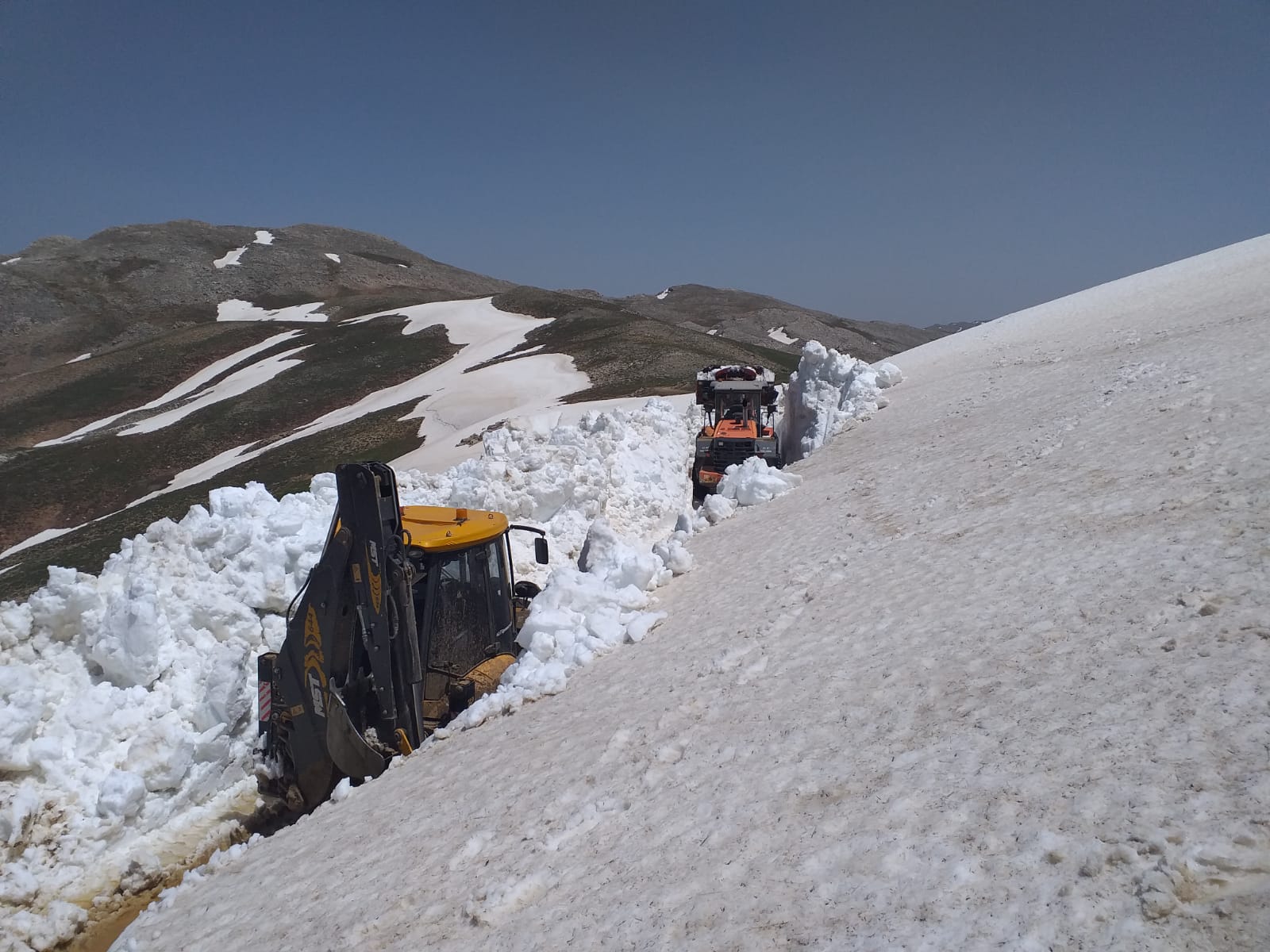 Göktepe Yaylasının karlı yolu açılıyor