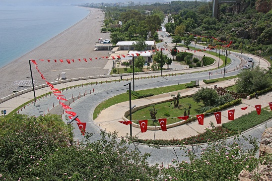 Antalya al bayraklarla süslendi
