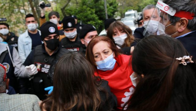 1 Mayıs anısına çelenk bırakmak için Taksim’e çıkmak isteyen DİSK Başkanı dahil 15 kişi gözaltına alındı