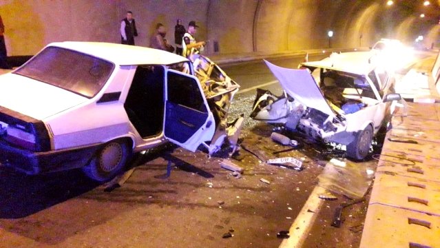 Tünelde otomobiller kafa kafaya çarpıştı: 4 yaralı