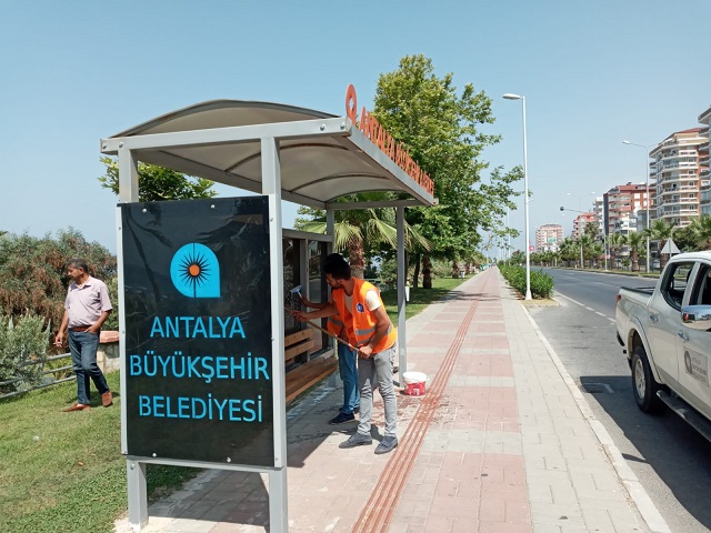 Alanya’da otobüs durakları temizleniyor