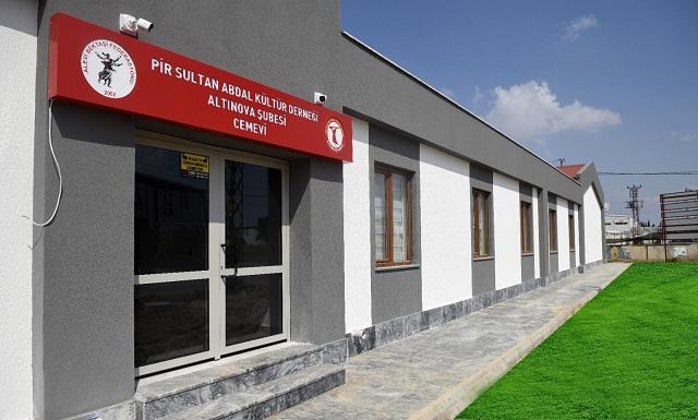 Kepez cemevinin anahtarını teslim ediyor