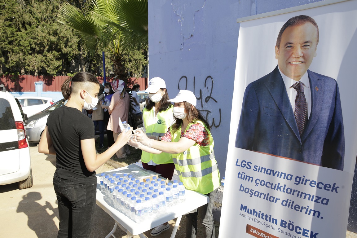 Büyükşehir Belediyesi LGS öncesi öğrencilere maske, su ve kalem dağıttı