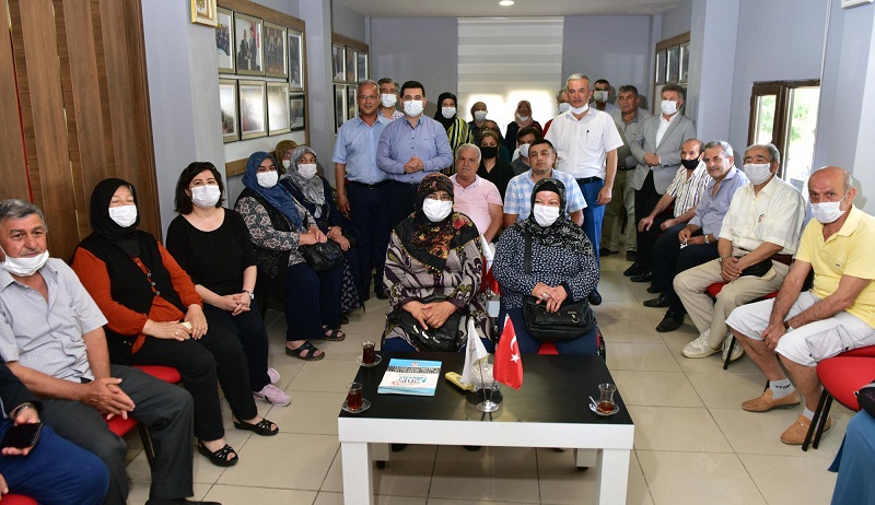 Tütüncü şehit aileleriyle hasret giderdi