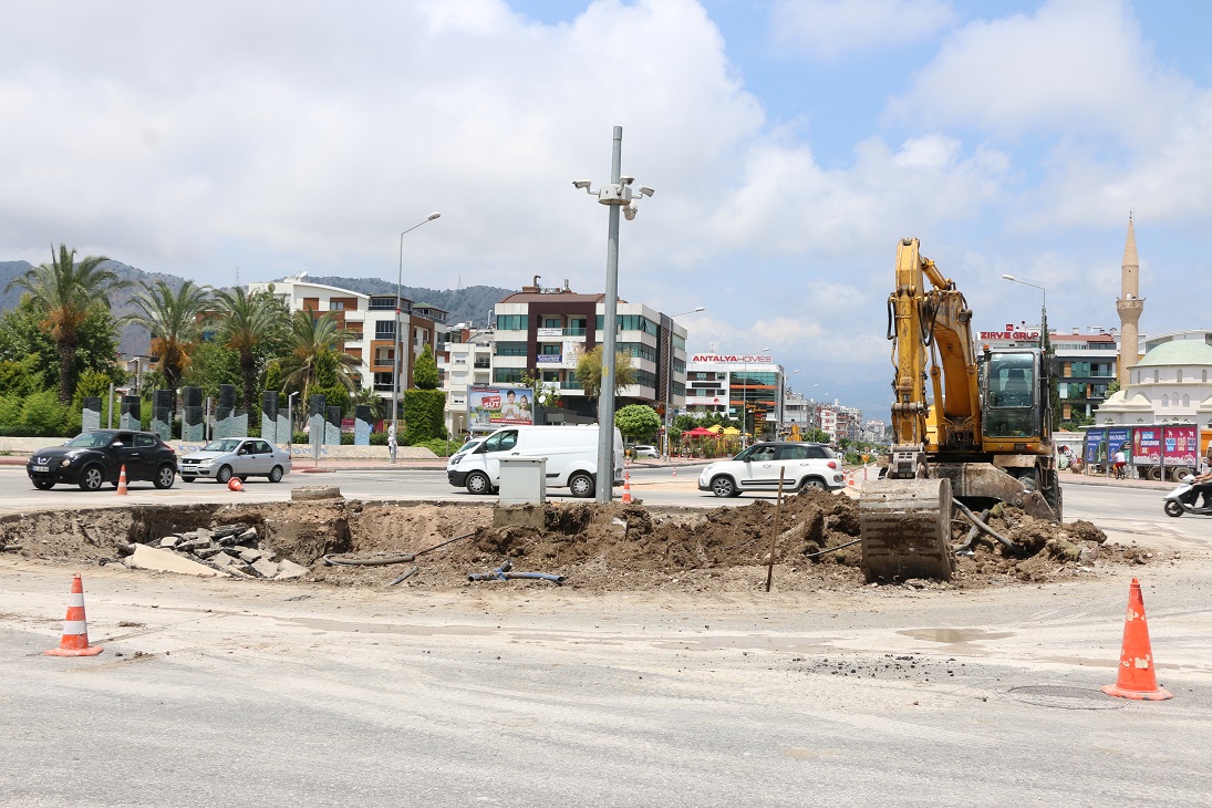 Konyaaltı Atatürk Bulvarı’nda trafiği rahatlatan dokunuşlar sürüyor