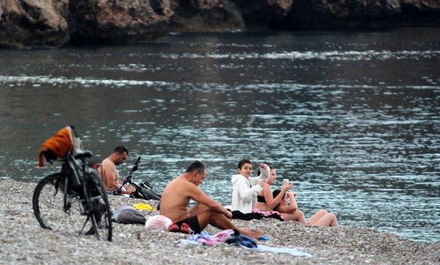 Antalya’da denizi özleyenler sabahın ilk ışıklarıyla Konyaltı Sahiline geldi