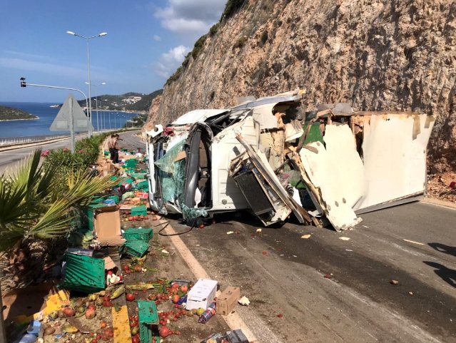 Antalya’da gıda yüklü kamyon devrildi: 1 yaralı