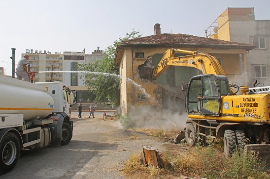 Balbey’de metruk bina yıkıldı
