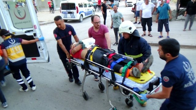 Kontrolden çıkan otomobil ortalığı savaş alanına çevirdi: 2 yaralı