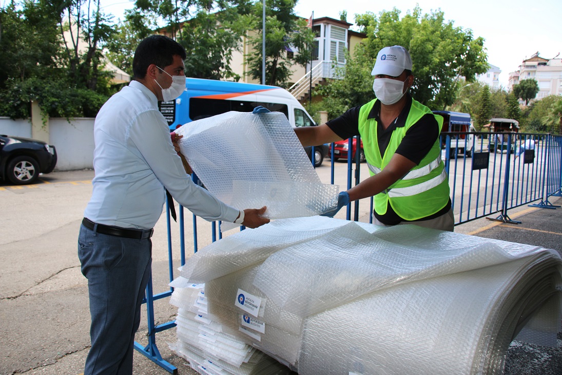 Büyükşehir Belediyesi Cuma Namazı için tek  kullanımlık seccade dağıttı