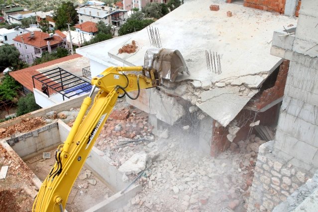Turizmin gözde merkezi Kaş’ta kaçak villalar yerle bir ediliyor