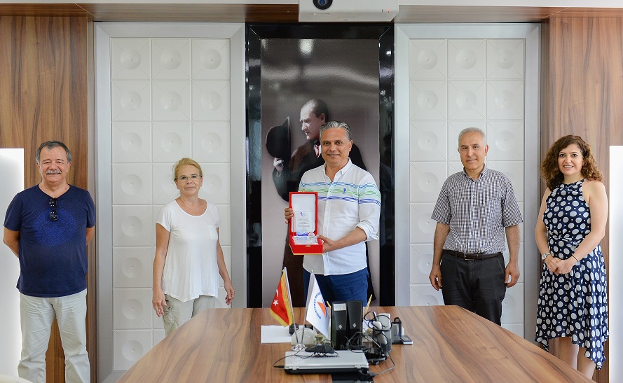 ANTÇEV’den Başkan Uysal’a plaket