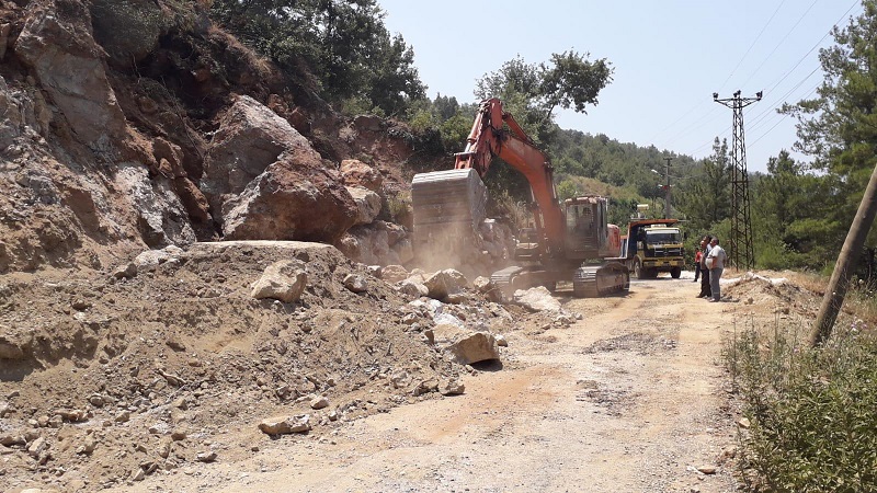 Büyükşehir Belediyesi Alanya kırsalında yol çalışması