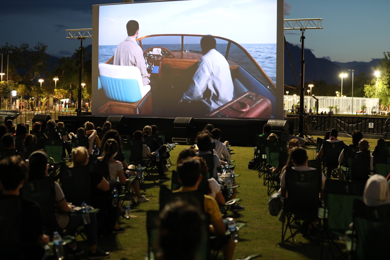 Binlerce Antalyalı Sahilde sinema keyfi yaşadı