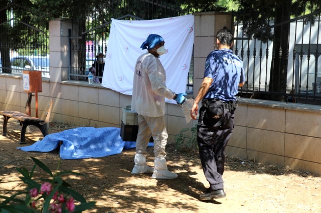 Antalya’da bir kişi, hastane bahçesindeki bankta ölü bulundu