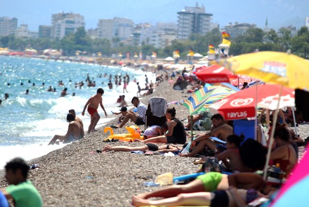 Antalya’da sahillerinde sosyal mesafe ve maskesiz görüntüler