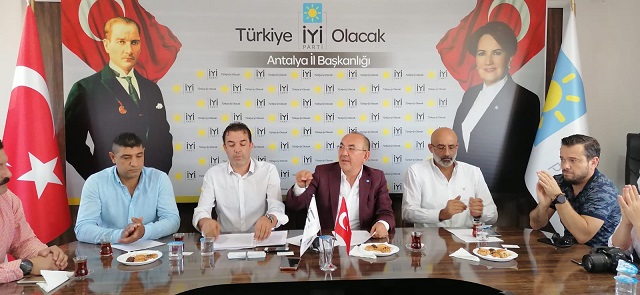 Korkuteli’nde İYİ Parti İlçe Başkanına Salatalık Vurgusu!