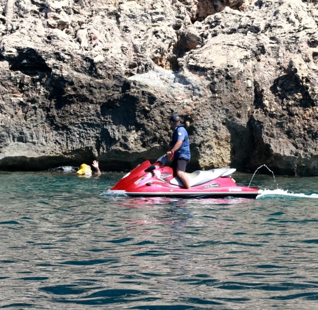 Deniz polisi dünyaca ünlü sahil ve koyları tek dolaşıp maske ve sosyal mesafeyi denetledi