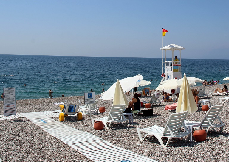 EKDAĞ Konyaaltı Plajı tatilcilerin gözdesi oldu