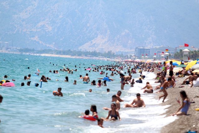 Plaja gidenler maske ve mesafe kuralını hiçe saydı