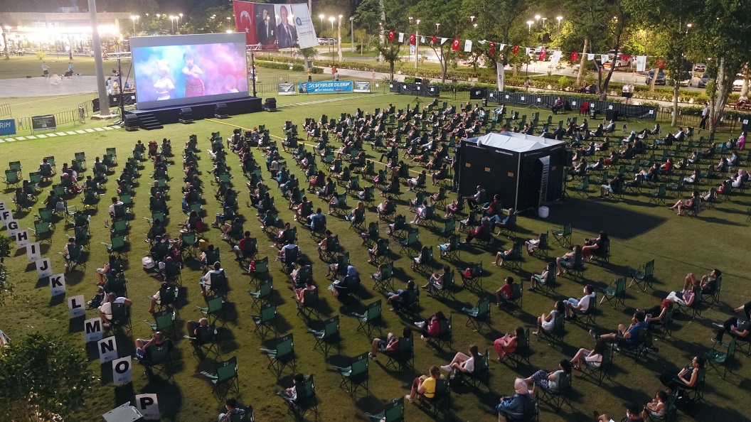 Çocuklar Sahilde Sinema’da buluştu
