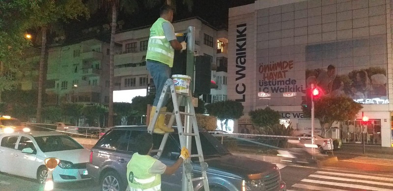 Alanya’da trafik levhası, delinatör ve boyama çalışması devam ediyor