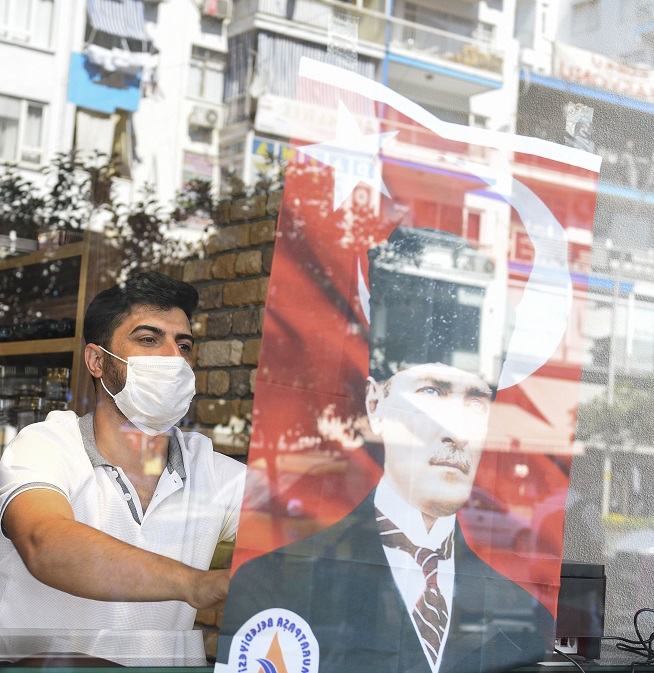 Muratpaşa Belediyesi, Esnafa 10 bin Türk bayrağı dağıtıldı