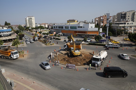 Büyükşehir Muratpaşa İlçesinde kavşak düzenlemesi yapıyor