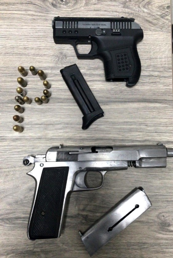 Polisin şok uygulamasında ruhsatsız tabanca ve uyuşturucuyla yakalandılar
