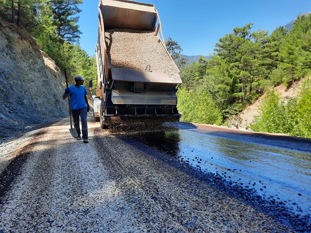 Sugözü Grup Yolu’nun asfaltı dökülüyor