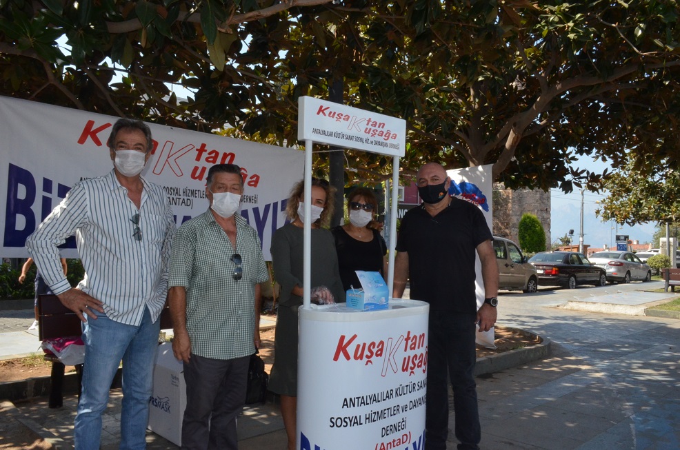 Kuşaktan Kuşağa Antalyalılar, sağlık için maske dağıttı