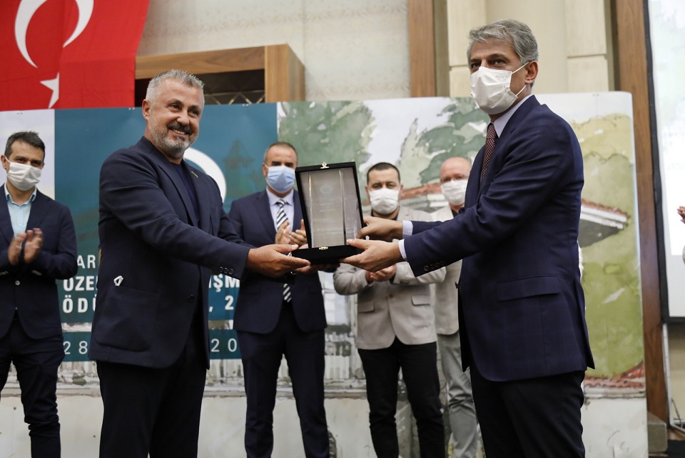 BAŞKAN SÖZEN ÖDÜLÜNÜ BAKAN YARDIMCISINDAN ALDI