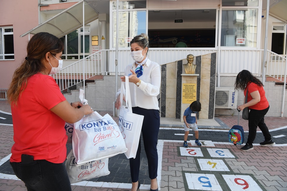 Konyaaltı Belediyesi’nden öğrencilere 6 bin maske
