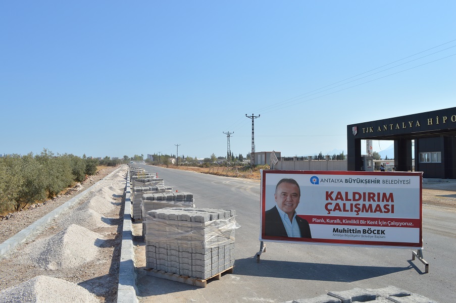 Döşemealtı Cezaevi yoluna kaldırım yapılıyor