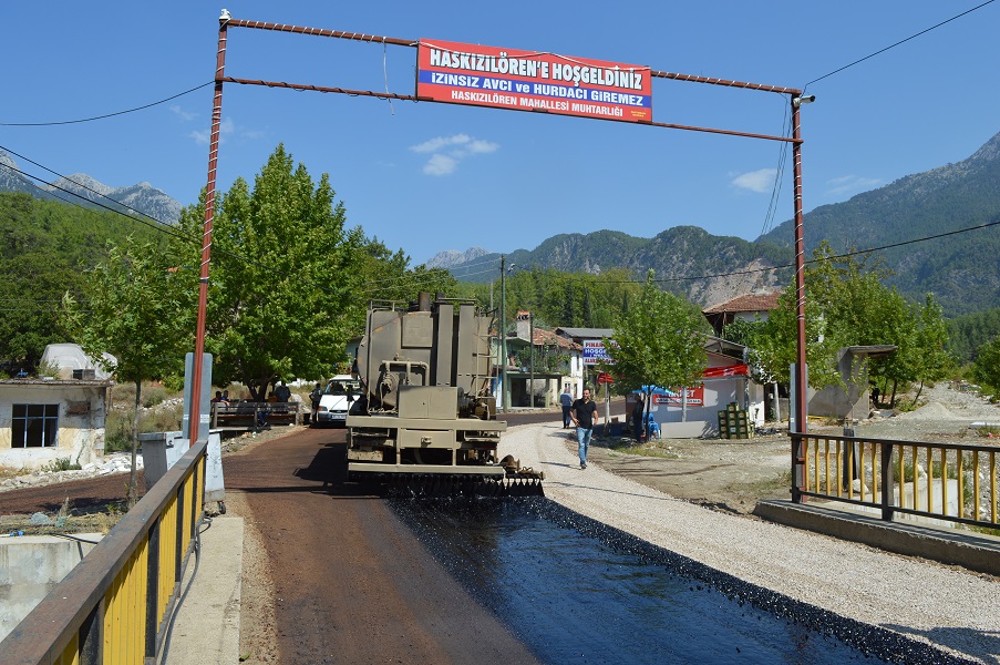 Serik’in altı mahallesini birleştiren grup yolu sathi asfaltla kaplanıyor