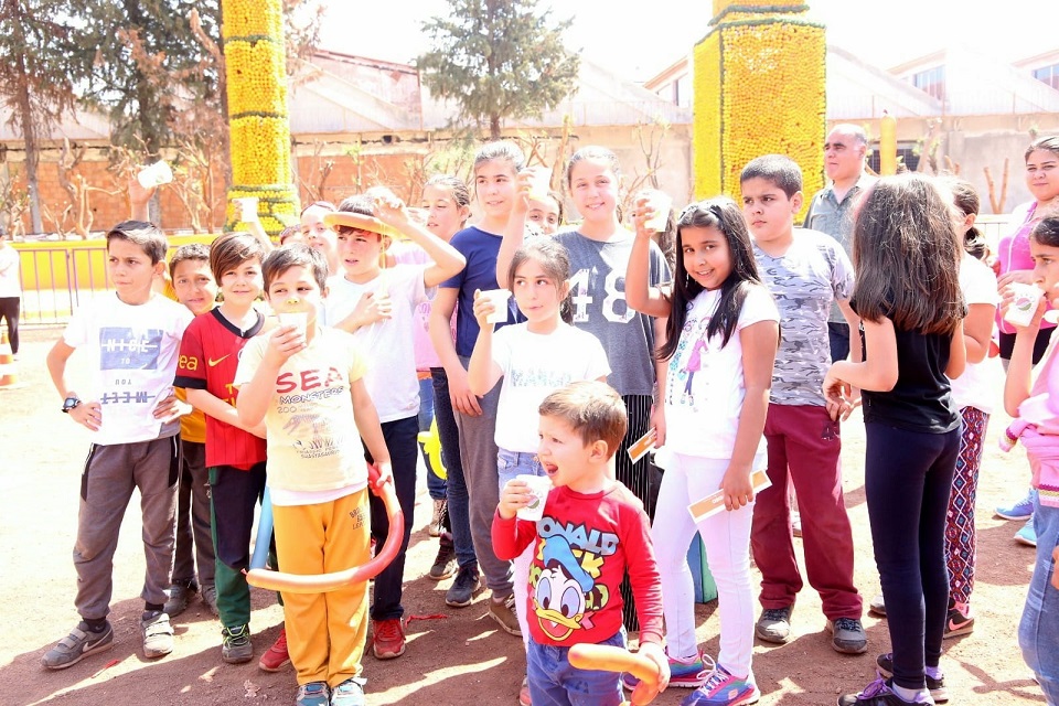 Tütüncü’den ilk teneffüs zilinde öğrencilere portakal suyu